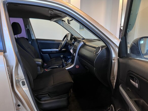 2005 Suzuki Grand Vitara II, бежевый, 550000 рублей - вид 26