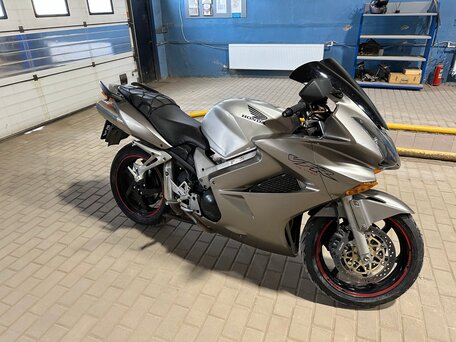 2003 Honda VFR 800, серебристый, 350000 рублей, вид 4