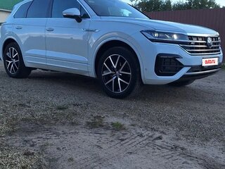 2019 Volkswagen Touareg III, белый, 6500000 рублей, вид 2
