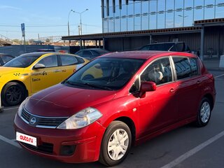 2013 Nissan Tiida I Рестайлинг, красный, 990000 рублей, вид 1