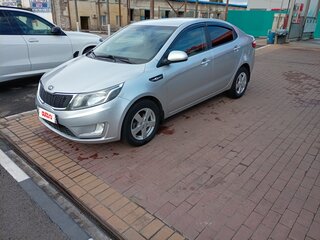 2013 Kia Rio 4-speed III, серебристый, 900000 рублей, вид 2