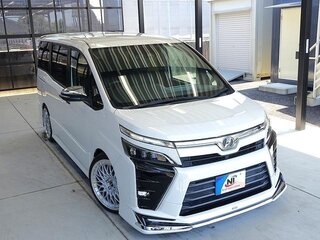 2021 Toyota Voxy III (R80) Рестайлинг, белый, 2475400 рублей, вид 5