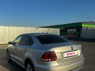 2016 Volkswagen Polo V Рестайлинг, серебристый, 1325000 рублей, вид 2