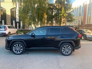 2021 Toyota RAV4 V (XA50), чёрный, 3600000 рублей, вид 4
