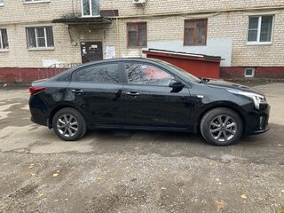 2020 Kia Rio IV Рестайлинг, чёрный, 1800000 рублей, вид 4