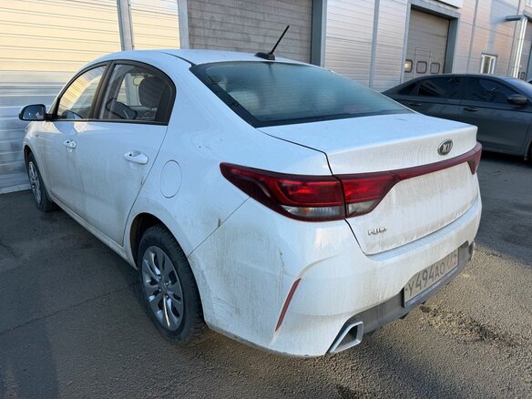 2021 Kia Rio IV Рестайлинг, белый, 1585000 рублей - вид 1
