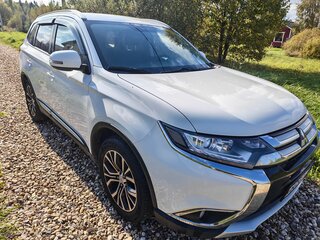 2017 Mitsubishi Outlander III Рестайлинг 2, белый, 1850000 рублей, вид 3