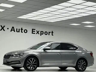 2025 Skoda Superb III Рестайлинг, серебристый, 3350000 рублей, вид 3
