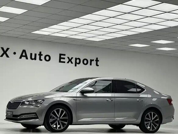 2025 Skoda Superb III Рестайлинг, серебристый, 3350000 рублей - вид 2