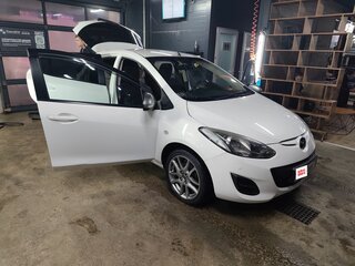 2014 Mazda 2 II Рестайлинг (DE2), белый, 850000 рублей, вид 4
