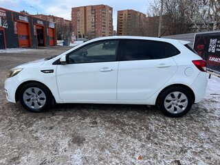 2016 Kia Rio III Рестайлинг, белый, 900000 рублей, вид 3