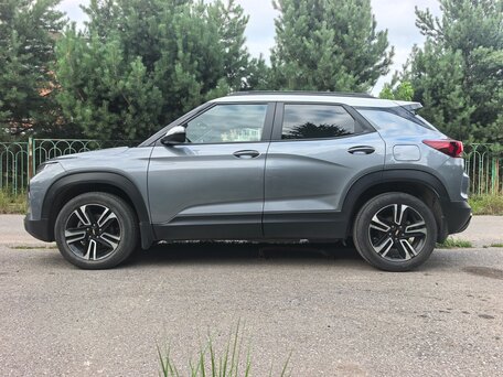 2021 Chevrolet TrailBlazer III, серый, 2150000 рублей, вид 1
