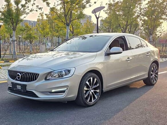 2018 Volvo S60 II Рестайлинг, золотистый, 1370000 рублей