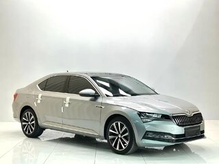 2023 Skoda Superb III Рестайлинг, серебристый, 2200000 рублей, вид 3