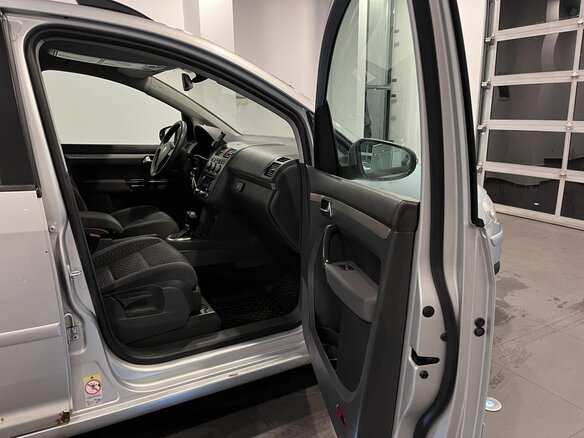 2010 Volkswagen Touran I Рестайлинг, серебристый - вид 23