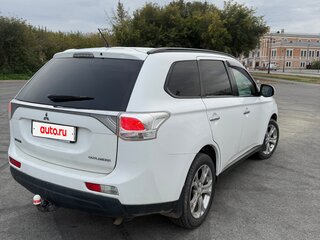2013 Mitsubishi Outlander III, белый, 1290000 рублей, вид 4