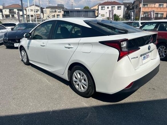 2022 Toyota Prius IV Рестайлинг (XW50), белый - вид 5