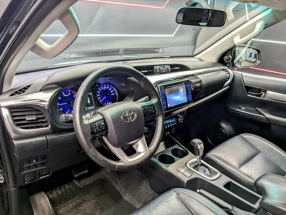 2017 Toyota Hilux VIII, чёрный - вид 16