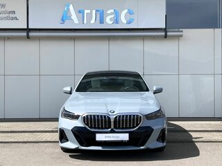 2025 BMW 5 серии 520i VIII (G60/G61/G68), серый, 7690000 рублей, вид 4
