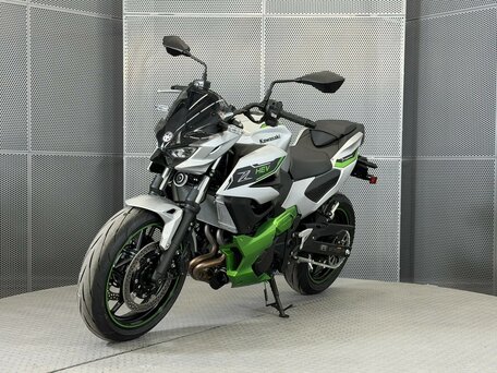 2025 Kawasaki Ninja 7, серебристый, 859000 рублей, вид 4