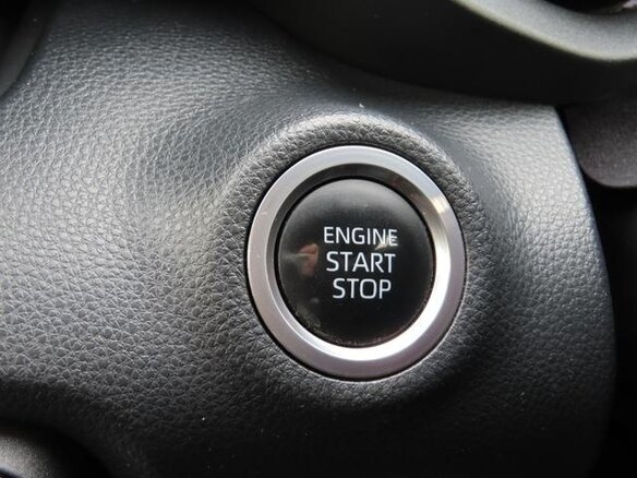 2023 Toyota Yaris IV, белый, 1150400 рублей - вид 25
