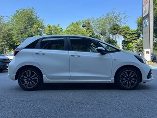 2023 Honda Fit IV Рестайлинг, белый, 1100000 рублей, вид 4