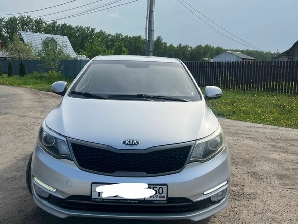 2017 Kia Rio III Рестайлинг, серебристый, 560000 рублей - вид 1