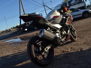 2024 Kawasaki Ninja 400, серебристый, 615000 рублей, вид 3