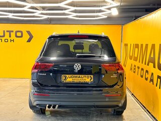 2017 Volkswagen Tiguan II, чёрный, 2119000 рублей, вид 4