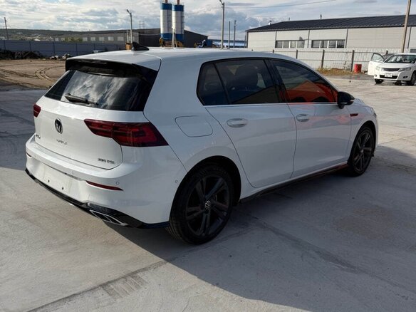2022 Volkswagen Golf VIII, белый, 1980000 рублей - вид 3