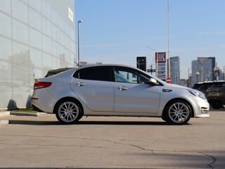 2016 Kia Rio III Рестайлинг, серебристый, 1096000 рублей, вид 4
