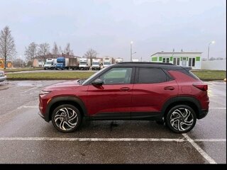 2023 Chevrolet TrailBlazer III Рестайлинг, красный, 2250000 рублей, вид 3