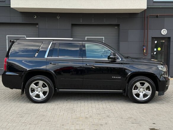 2018 Chevrolet Tahoe IV, чёрный, 3750000 рублей - вид 3