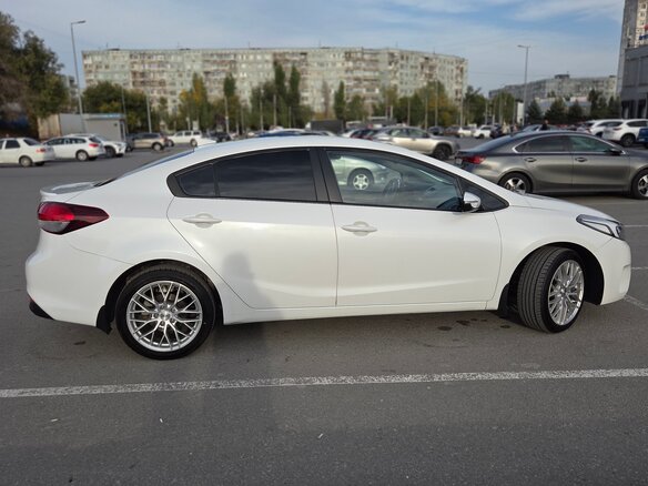 2017 Kia Cerato III Рестайлинг (Classic), белый, 1590000 рублей - вид 6