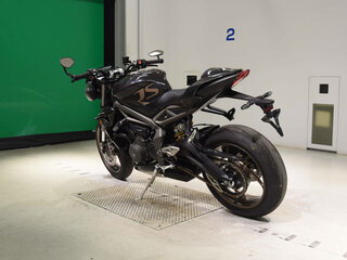 2022 Triumph Street Triple, чёрный, 1176000 рублей, вид 5