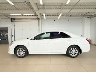 2015 Toyota Camry VII (XV50) Рестайлинг, белый, 2149900 рублей, вид 3
