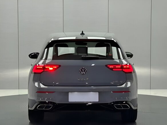 2023 Volkswagen Golf VIII, серый, 1990000 рублей - вид 3