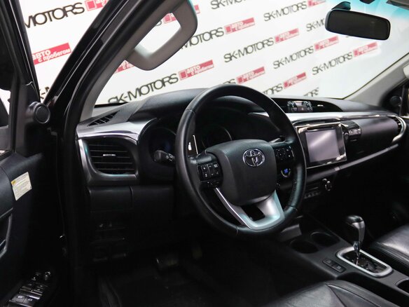 2017 Toyota Hilux VIII, чёрный, 2895950 рублей - вид 5