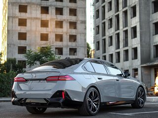 2026 BMW 5 серии 530i VIII (G60/G61/G68), серый, 7140000 рублей, вид 5