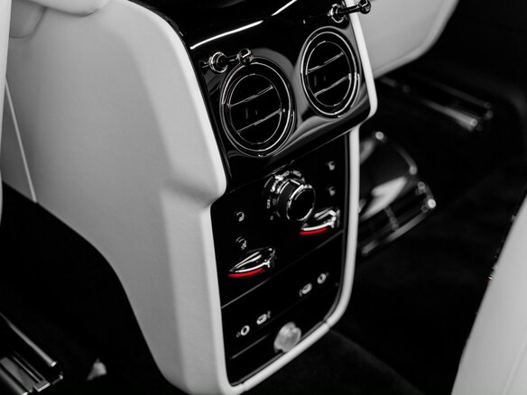 2026 Rolls-Royce Cullinan Black Badge I Рестайлинг (Series II), чёрный, 70000000 рублей - вид 35