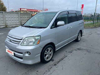 2005 Toyota Noah I (R60), серый, 649000 рублей, вид 1