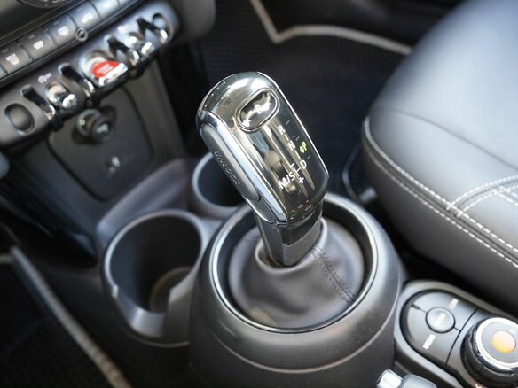 2021 Mini Hatch Cooper III (F55/F56) Рестайлинг 2, белый, 2580000 рублей - вид 25