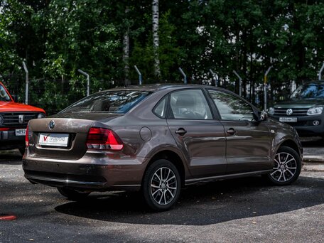 2016 Volkswagen Polo V Рестайлинг, коричневый, 837000 рублей, вид 2
