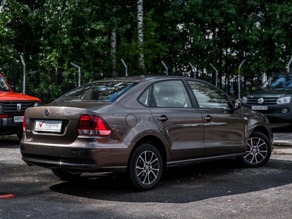 2016 Volkswagen Polo V Рестайлинг, коричневый, 805000 рублей - вид 1