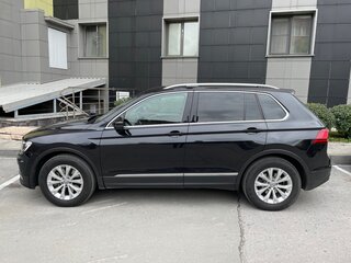 2018 Volkswagen Tiguan II, чёрный, 2300000 рублей, вид 4