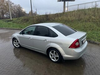 2010 Ford Focus II Рестайлинг, серебристый, 330000 рублей, вид 3