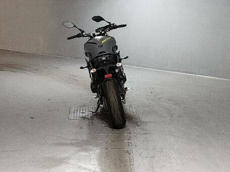 2017 Yamaha MT-09 (FZ-09), серый, 940000 рублей, вид 4