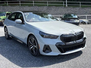 2026 BMW 5 серии 550e xDrive VIII (G60/G61/G68), белый, 10588200 рублей, вид 3