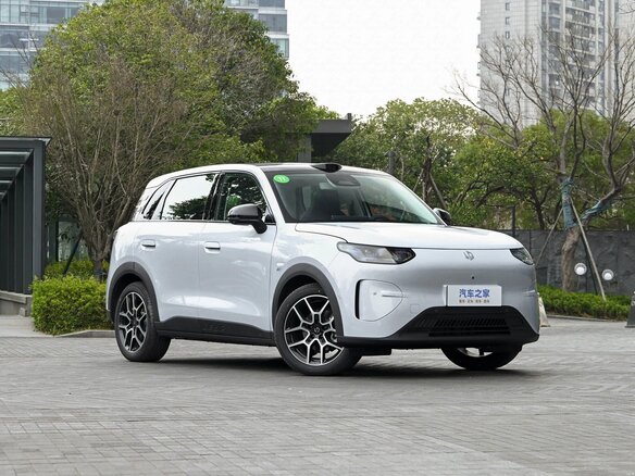 2026 Leapmotor A10 53 kWh, серебристый, 2190000 рублей