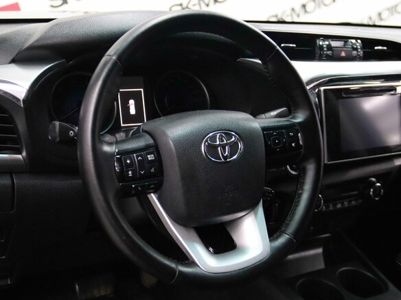 2017 Toyota Hilux VIII, чёрный, 2895950 рублей - вид 8